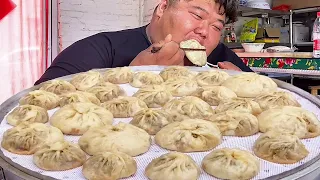 The two beauties invited everyone to ”steam steamed buns” as guests. They took a bite of thin skin