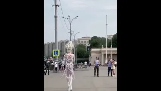 Жестко На день ВДВ в Москве местный фрик