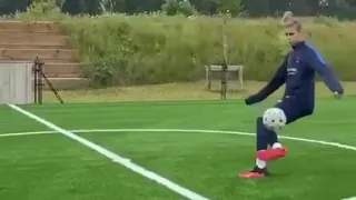 David Beckham Practice makes perfect. Like father like son ♥️🙌🏻⚽️