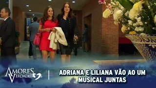 Amores Verdadeiros - Adriana e Liliana vão juntas á um teatro