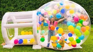 Chris e sua mãe constroem casinha inflável para crianças
