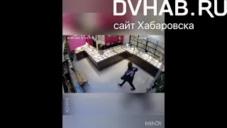 Грабеж в ТЦ ЭВР в Южном Хабаровска