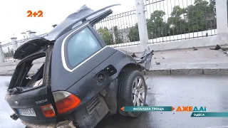 Фатальна троща в Одесі: розірвана навпіл машина і два трупи всередині