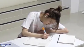 (ENG SUB) Jiheon is studying hard.. for this year's Korean SAT [fromis_9 Jiheon]