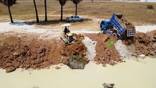 #E2 Dozer D20 & Truck 5T pushing soil Pour soil in deep water