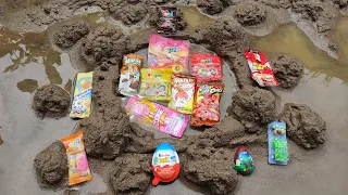 Menemukan kinder joy banyak,yupi,permen lolipop,lolipop coke,cap cip cup di pasir sungai part 200