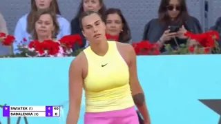 Aryna Sabalenka broken | Iga Swiatek goes clutch to surge ahead WTA Championship Madrid 🏆