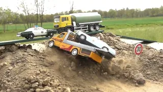 1 /64 Dynamic Diorama - Cars Truck and Police Chase - Crash Compilation Slow Motion 1000 fps  #37
