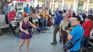 Yajaira y sus pasos únicos de baile. Siempre a su estilo en el Parque Libertad