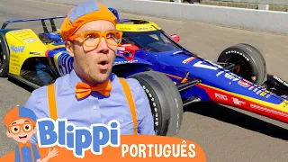 Blippi Dirige um Carro de Corrida! | Blippi em Português | Vídeos Educativos para Crianças