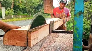 Proses nebang kayu mahoni langsung di belah untuk bahan kusen pintu minimalis pakai gergaji serkel