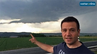 wetteronline.de: Wetterreporter filmt Gewitter, Hagel und einen Regenbogen (12.05.2015)