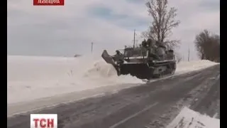 На Львівщині через шквальний вітер не вдається розчистити трасу Київ-Чоп