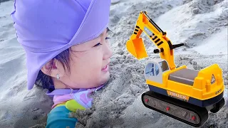 Cam Cam và chiếc máy xúc cứu hộ ngoài bãi biển, tìm kiếm các con vật thú vị