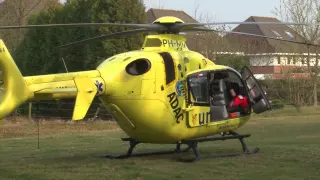 Trauma helikopter landt aan de Weegbree in Roden
