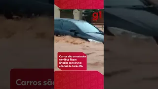 Carros são arrastados e ônibus ficam ilhados com chuva em Juiz de Fora, MG #shorts