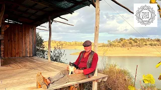 Theo lebt fast völlig autark auf kleiner einsamer Insel in Portugal