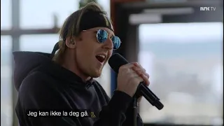 TIX synger "Engel, ikke dra" for en fan som har gått bort, i NRK's program "HAIK".