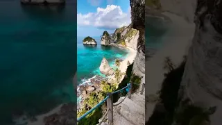 Walking down the steps to Diamond Beach in Nusa Penida, Indonesia 🇮🇩 🏝? TRAVEL MOMENTS