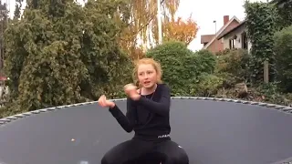 Lær at lave en flik flak ( forlæns ) på en trampolin