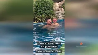 Сергей Лазарев учит детей плавать!