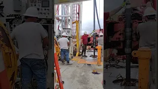 drilling rig pulling pipe