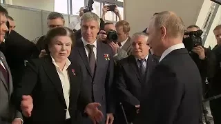 Встреча Путина с космонавтами в павильоне "Космос" на ВДНХ