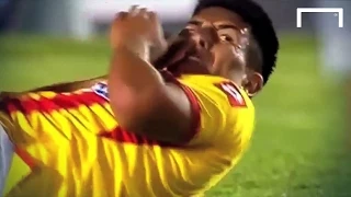 Ridiculous elbow by LDU Loja Goalkeeper