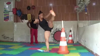 CAPOEIRA A M C ( Aluna Batatinha primeira corda verde )