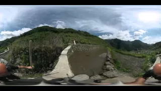 Philippines: Walking along the edge of rice terraces in Batad/Banaue (360 degree video)