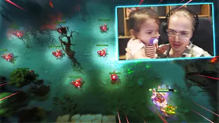 Topson shows his daughter how he really plays TECHIES?! 👶