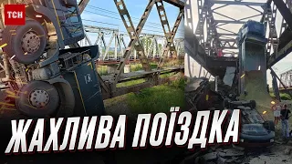 🙀 Дві машини впали разом із мостом з 7-метрової висоти!