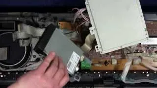 Removing the floppy disk drive of the synthesizer Yamaha PSR 550 to replace a floppy emulator part 1