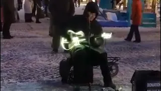 «Звезда по имени Солнце» на Дворцовой в исполнении уличного музыканта.