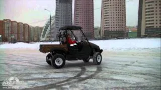 Девочка гоняет на Stels UTV-500h