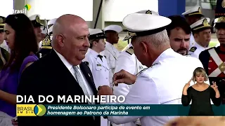 Bolsonaro participa de cerimônia militar do Dia do Marinheiro