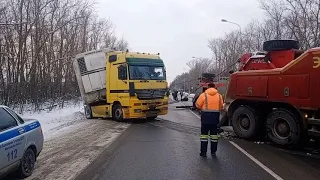 Грузовик не удачно припарковался на обочине. Трасса А107 г.  Бронницы/ Грузовой эвакуатор.