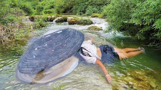 A huge oyster with surprises inside! Two of the most beautiful pearls are hidden in its belly