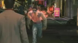 Majima patiently waits for Kiryu to finish his phone call