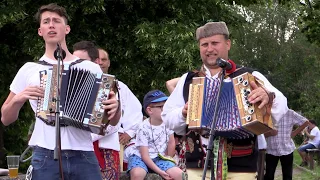 TVRDONICE-65.PODLUŽÍ V PÍSNI A TANCI:  Sjíždění chase na vozech tažených koňmi-heligonkáři z Mrákova