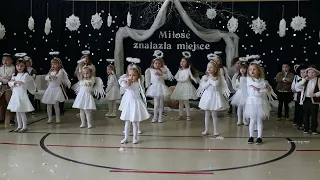 Występ świąteczny w wykonaniu przedszkolaków SP w Piwodzie