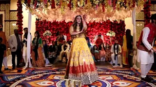 Alishba Anjum❤️_ Cousin's Mehndi  🦋 Dance Makhna song 😘 WhatsApp status