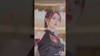 街拍#旗袍# 08 #性感#身材#气质#美女#🎶🎶 人生何处不相逢*抖音短视频