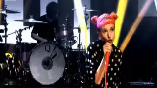 Paramore - Still Into You (Live on The Graham Norton Show) 05/04