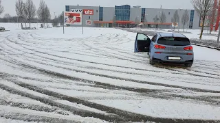 Amateur tries FWD drifts in the snow [4K60FPS]