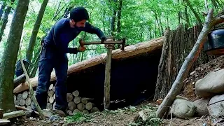How to build a shelter under a large tree overnight in the wilderness l Muoi - Bushcraft