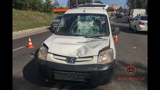 В Днепре на Космической Peugeot сбил мужчину, который перебегал дорогу