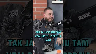 NA KONCERTU JSEM SJETEJ VZAL POLICAJTOVI ZBRAŇ 😅