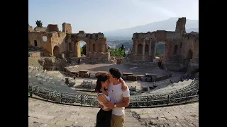 Mi vuoi sposare la romantica proposta al teatro antico di Taormina da pelle d'oca