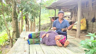 The old couple built a floor with a place to dry rice and sit in the shade